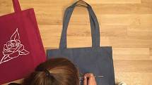 Studentská firma písecké obchodní akademie vyrábí textilní tašky a roušky.