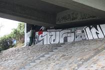 Bezdomovci v Písku přebývají pod mostem za Lidlem.