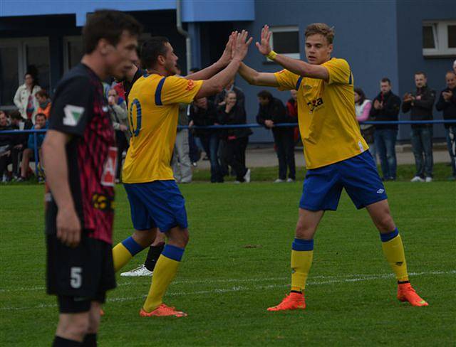 PÍSEK PORAZIL ČÁSLAV 4:1. Na snímku zleva Miroslav Slepička (dal branku) a Martin Held.