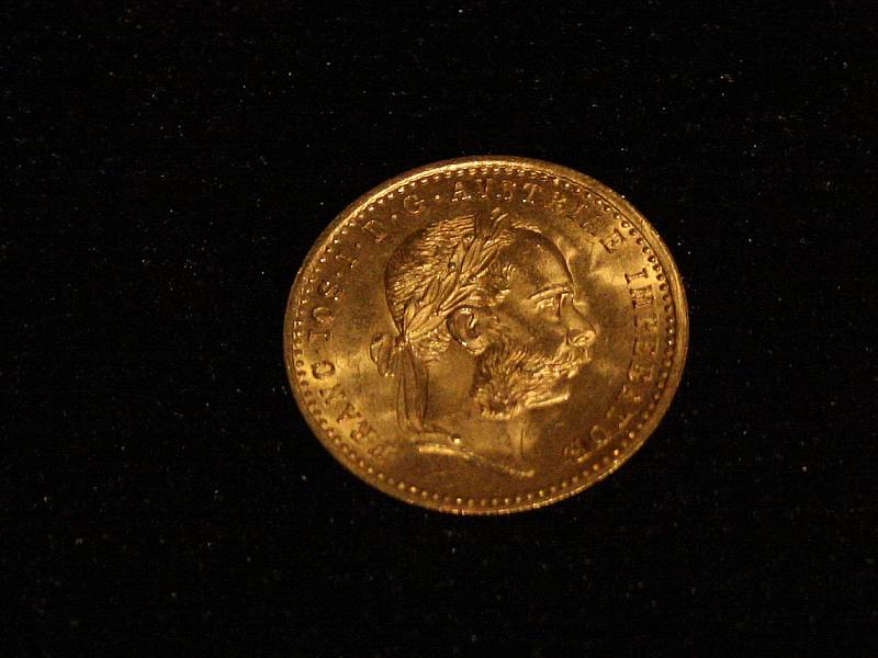 Výstava zlatých mincí v Prácheňském muzeu - rakouský dukát s vyobrazením císaře Františka Josefa I., ražený v roce 1915.