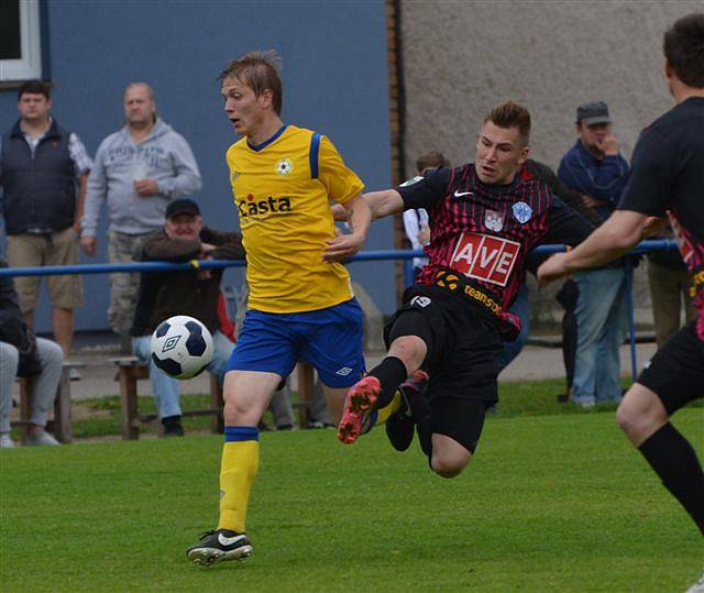 PÍSEK PORAZIL ČÁSLAV 4:1. Ondřeje Sajtla (vlevo) stíhá Erik Tyla.