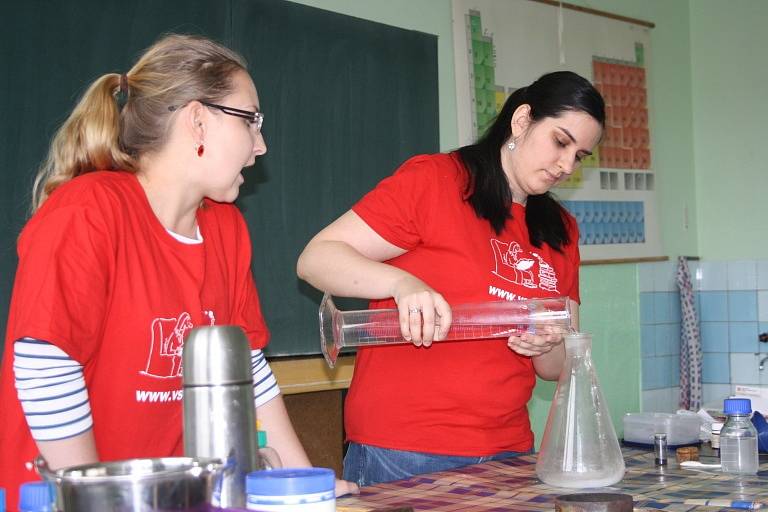 HODINA byla rozdělena do tří částí: vůně a zápach, světlo a tma a teplo a chlad.