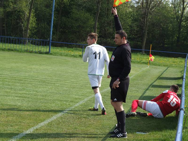 Záchranářské derby nabídlo 19. kolo krajského přeboru, ve kterém o udržení v soutěži bojující Jaroměřice (v bílém) hostily poslední Jemnicko.