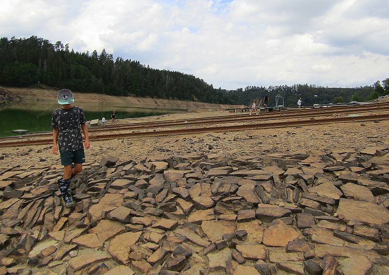 Přehradní nádrž Orlík na Vltavě u Podolského mostu v úterý 30. srpna. Hladina klesla více jak 12 metrů a odhalila řadu skrytých pokladů