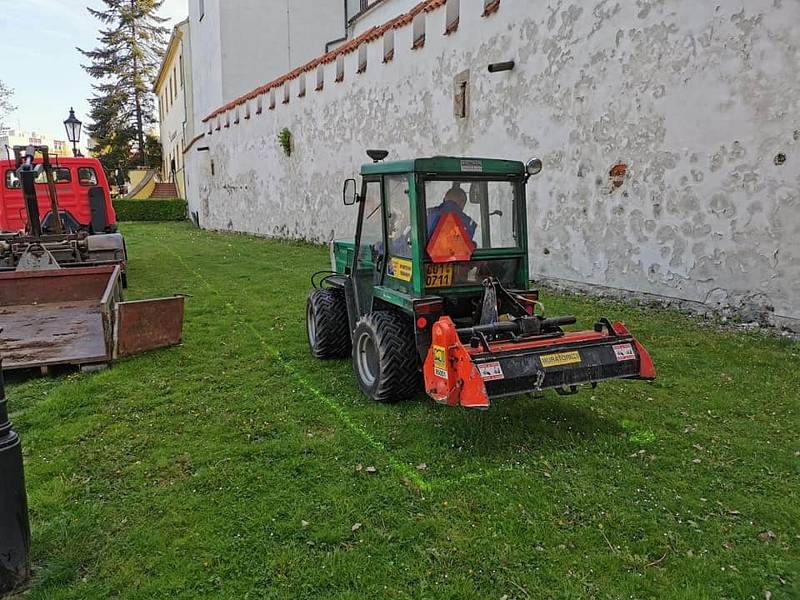 Písecké ulice a parky letos rozkvetly do krásy. Městské služby s odborem životního prostředí zrealizovaly výsadbu liliových luk i osazení různých druhů květináčů v centru.