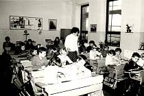 1982/1983. Výuka v hlavní budově školy.