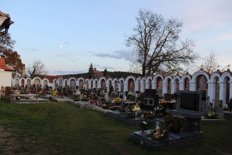 Kostel sv. Petra a Pavla v Albrechticích nad Vltavou.