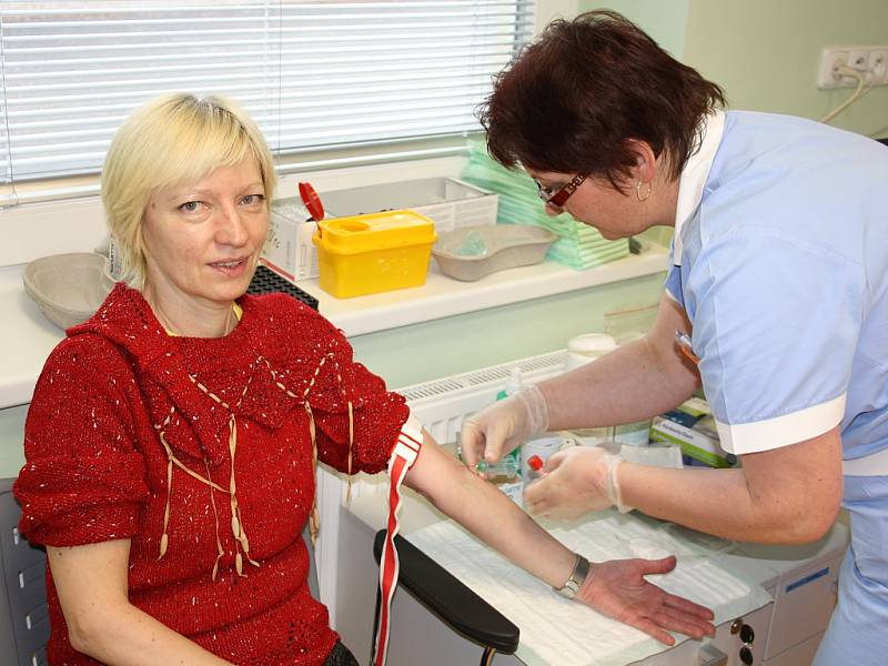 VYŠETŘENÍ. Poznat svůj zdravotní stav přišla v minulém týdnu do písecké nemocnice i Květoslava Kautzká z Písku. Na snímku podstupuje odběr krve.