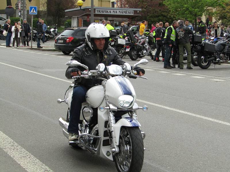 V pořadí 13. ročník Setkání motorkářů v Milevsku se uskutečnil v sobotu 7. května. Nechyběla tradiční modlitba v Kostele sv. Bartoloměje a žehnání mašinám na náměstí E. Beneše i společná vyjížďka na Zvíkov.