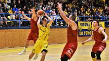 Písečtí basketbalisté (ve žlutém) v závěrečném utkání nadstavbové části I. ligy porazili Svitavy 89:75 a do play off půjdou z první příčky.