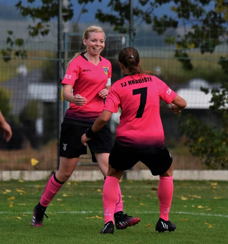 Fotbalová divize žen: TJ Hradiště - Jiskra Domažlice 4:1 (2:1).