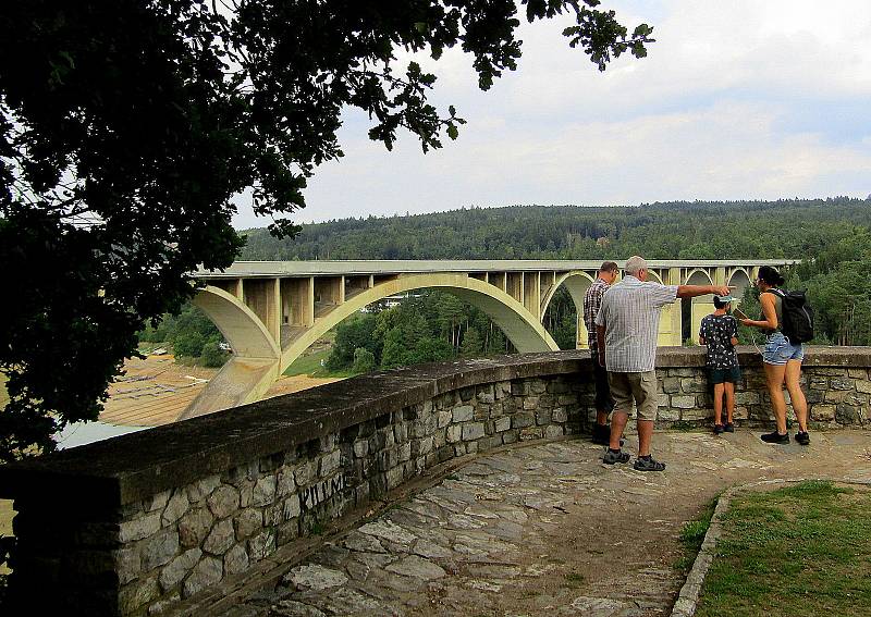 Přehradní nádrž Orlík na Vltavě u Podolského mostu v úterý 30. srpna. Hladina klesla více jak 12 metrů a odhalila řadu skrytých pokladů