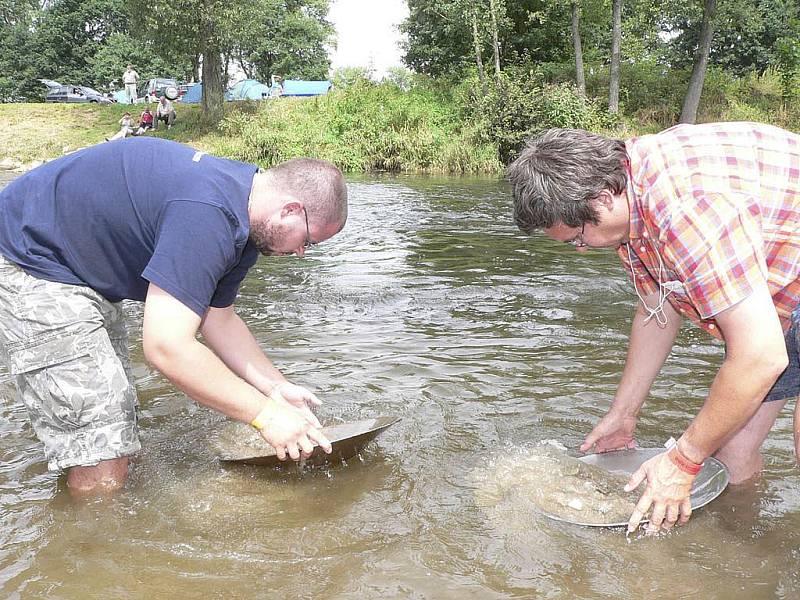 V přírodním areálu u  Otavy v Kestřanech  budou rýžovníci opět hledat zlatinky v písku řeky. Snímek je z minulého ročníku.