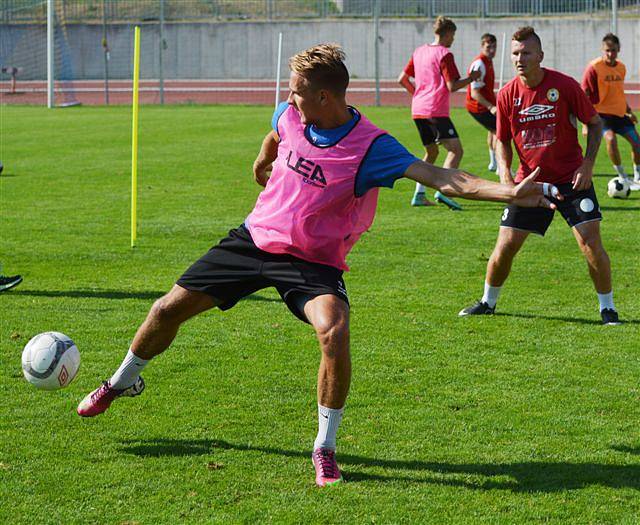 FOTBALISTÉ PÍSKU ZAHÁJILI PŘÍPRAVU NA NOVOU SEZONU VE TŘETÍ LIZE. Na snímku je zleva František Němec a novic Filip Řezáč z Příbrami.