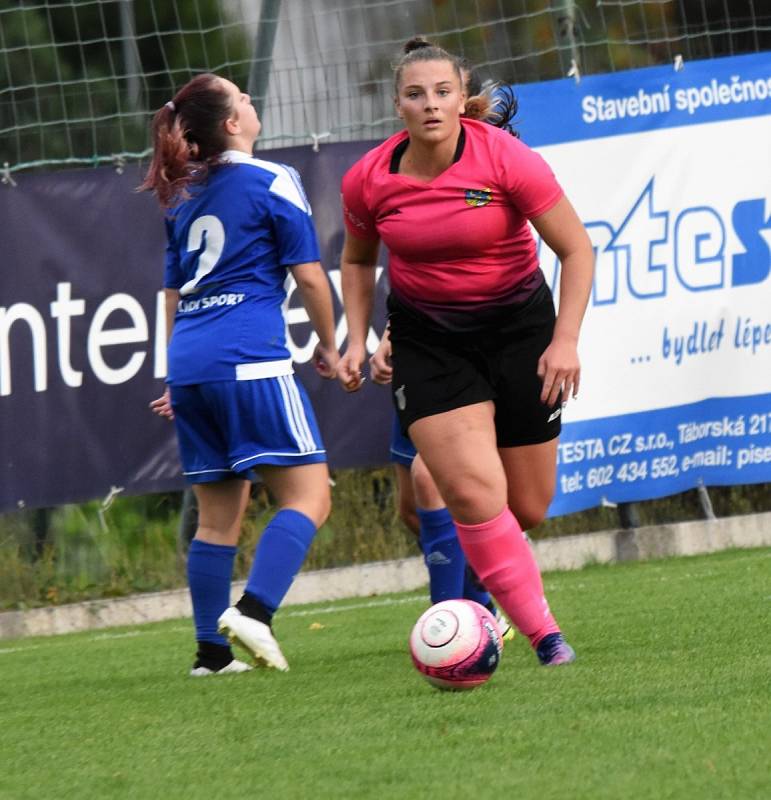 Fotbalová divize žen: TJ Hradiště - Jiskra Domažlice 4:1 (2:1).