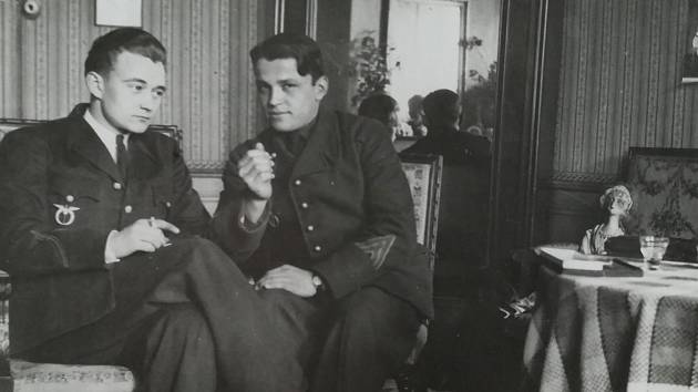 Letci R.A.F. Jan Jeřábek (vlevo) a Josef Dygrín.