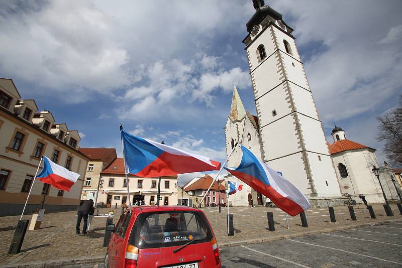 Série demonstrací proti covidovým opatřením a nouzovému stavu pokračovala v sobotu 27. 3. v Písku. Jejím svolavatelem byl Jiří Machač. Účastníků bylo poskrovnu.