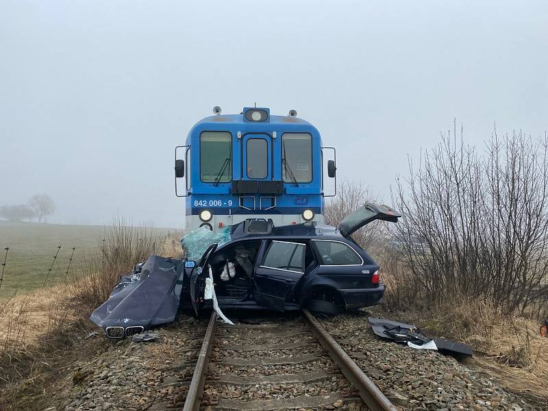 Srážka vlaku s osobním autem u obce Branice.