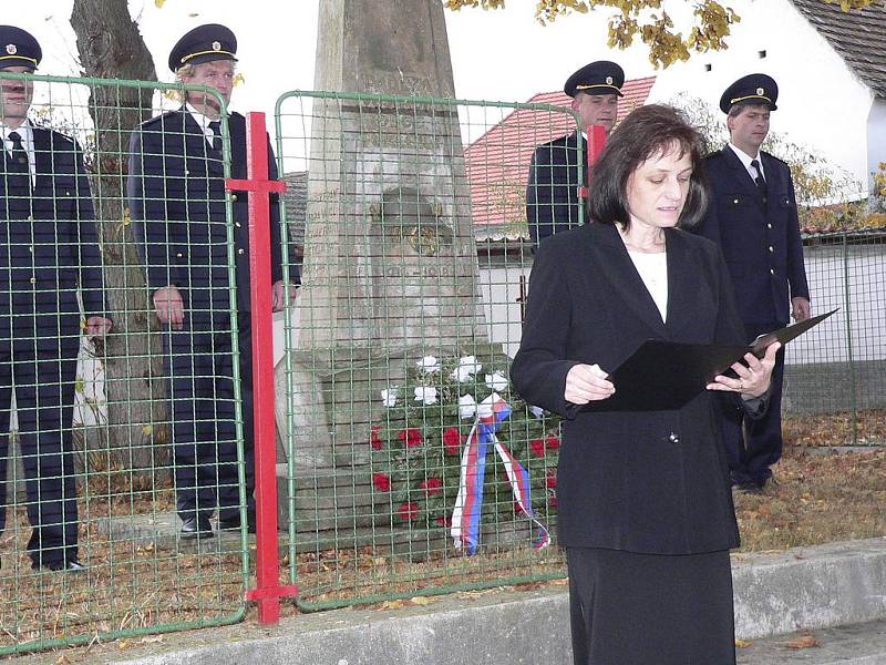 V pátek a v sobotu se na různých místech Písecka konají pietní akty k 65. výorčí  ukončení druhé světové války a uctění památky obětí protifašistického odboje. Snímek je z Tuklek.