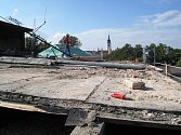 Rekonstrukce Divadla Fráni Šrámka pokračuje podle plánu. Pracuje se i na jeho střeše.