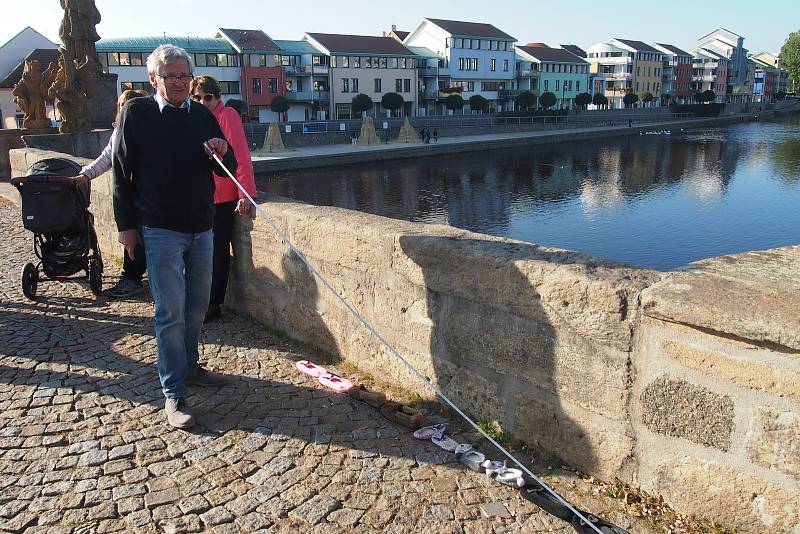 Celostátní akce Papučový den v Písku. Papučový řetěz na Kamenném mostě.