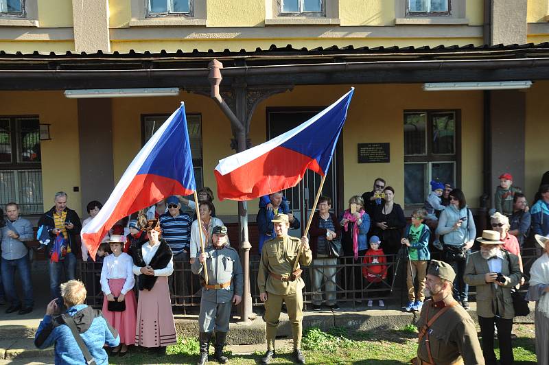 Neděle - příjezd a projev redaktora Hanzlíčka.