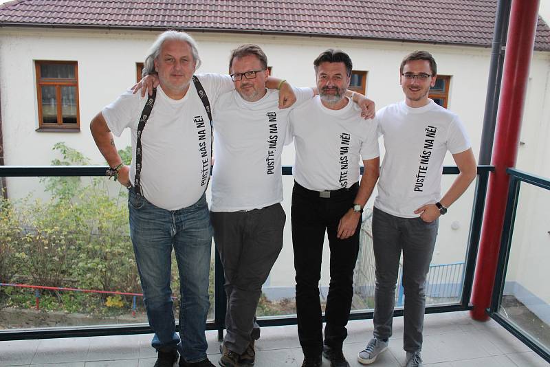 Písečtí Piráti slaví úspěch strany ve volbách do Poslanecké sněmovny 2017. Zleva Michal Horák, Zbyněk Konvička, Luděk Blaha a Josef Soumar.