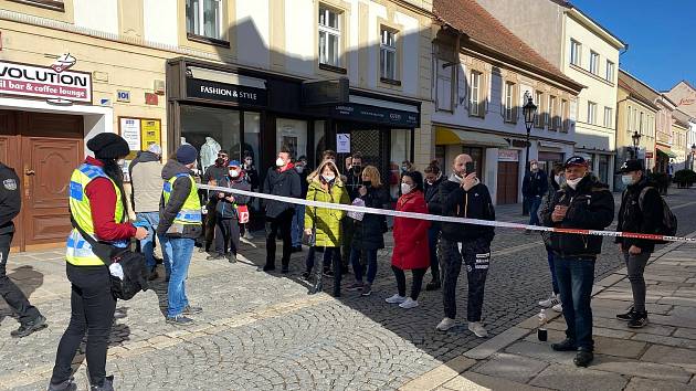 V sobotu 6. 3. odpoledne lidé v Písku protestovali proti vládním opatřením omezujícím volný pohyb občanů.