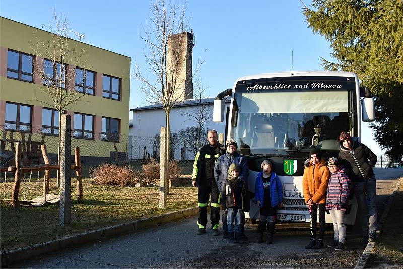 Obec pořídila větší školní autobus pro 30 dětí.
