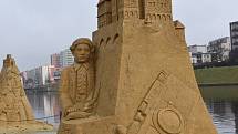 Pískové sochy zdobily náplavku řeky Otavy půl roku.