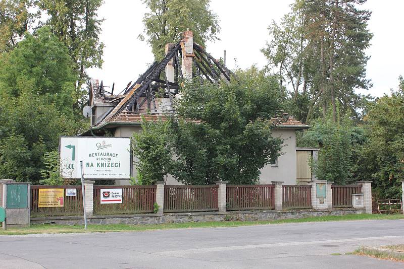Vyhořelý dům v Čimelicích.