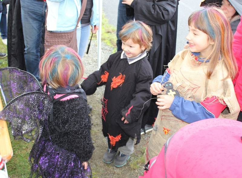 Halloweenské strašení u rybníka na návsi ve Varvažově.