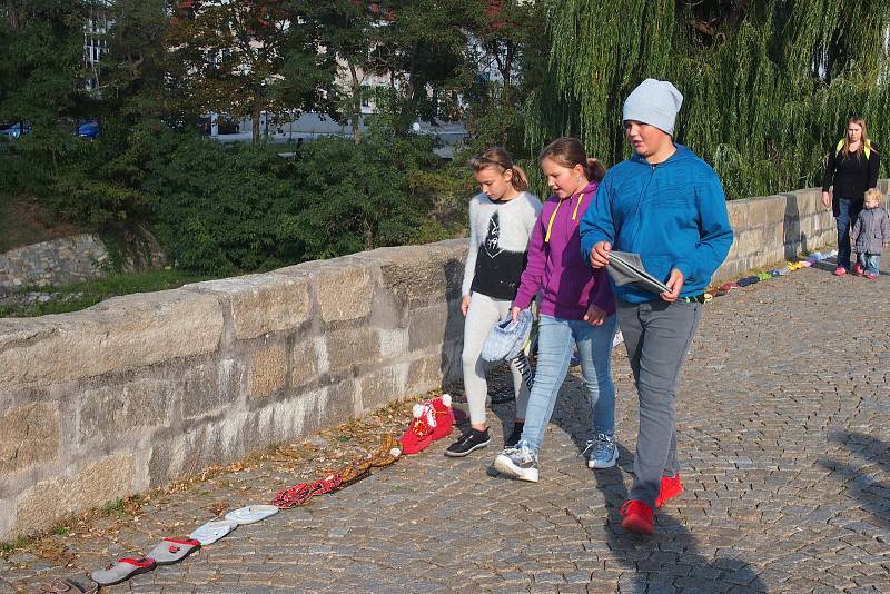 Celostátní akce Papučový den v Písku. Papučový řetěz na Kamenném mostě.