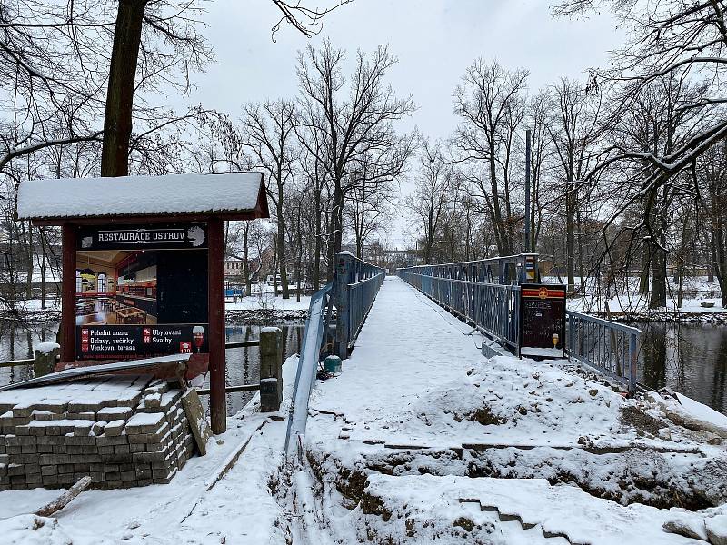 Lávka přes městský ostrov v Písku je od pondělí 8. února uzavřená a v okolí probíhá stavební ruch. Rozsáhlá rekonstrukce za 40 milionů korun by měla být hotová v červnu.