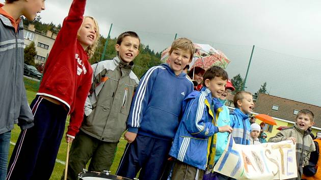 V pátek 3. října bylo slavnostně otevřeno nově zrekonstruované fotbalové hřiště na Hradišti v Písku. Nechyběli zde ani mladí Hradišťáci - fandové každým coulem.