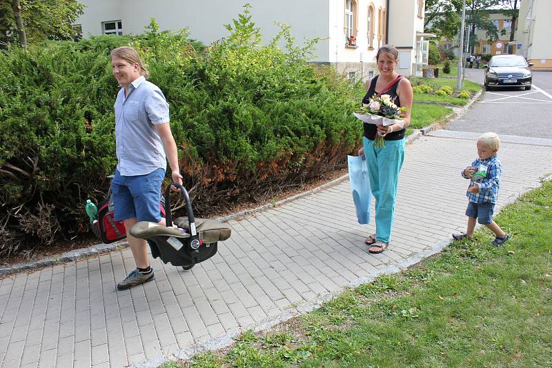 Manželé Chvojsíkovi se synem Štěpánkem a dcerou Barborkou na místě, kde se v pátek narodila - pod lípou v areálu písecké nemocnice.