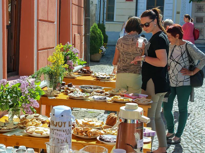 Fair-tradová snídaně před Městskou knihovnou v Písku.