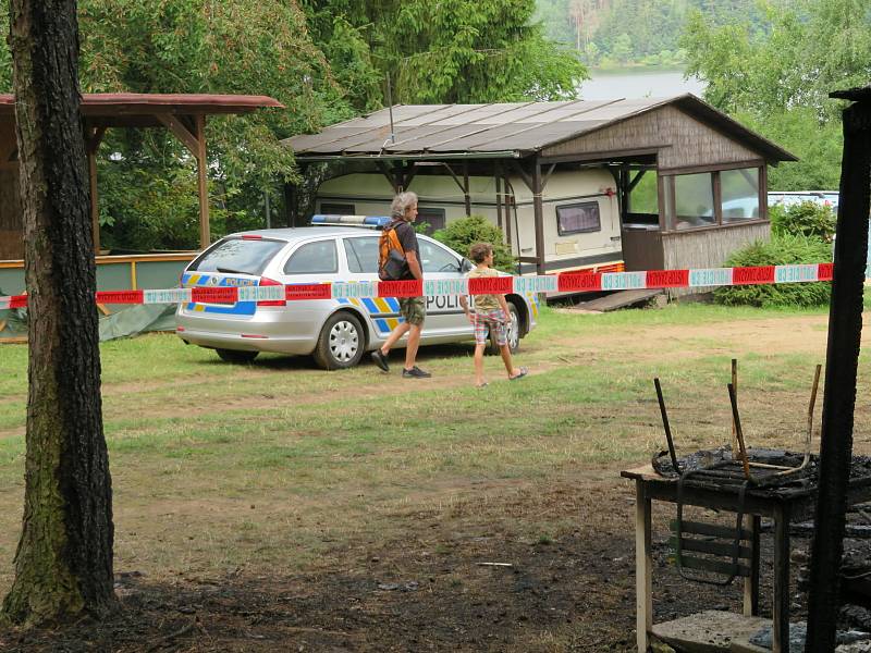 Oheň z pondělí 12. na úterý 13. července předvedl svou ničivou sílu v kempu Radava u Orlické přehrady. Při požáru hasiči vyhlásili 3. stupeň požárního poplachu, zasahovalo 10 cisteren a 4 dopravní automobily.