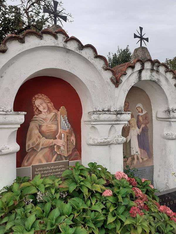 Hřbitov v Albrechticích nad Vltavou na Písecku je vskutku nádherné místo