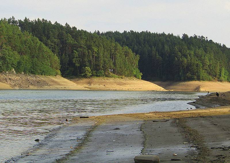 Přehradní nádrž Orlík na Vltavě u Podolského mostu v úterý 30. srpna. Hladina klesla více jak 12 metrů a odhalila řadu skrytých pokladů