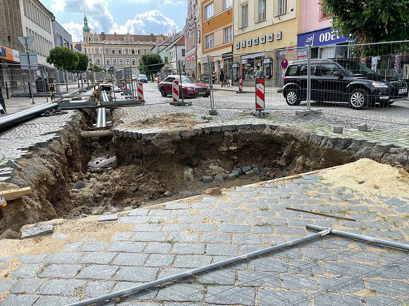 Výkopové práce na Velkém náměstí odhalily dvě historické dlažby, ale i úlomek pravěké mísy.