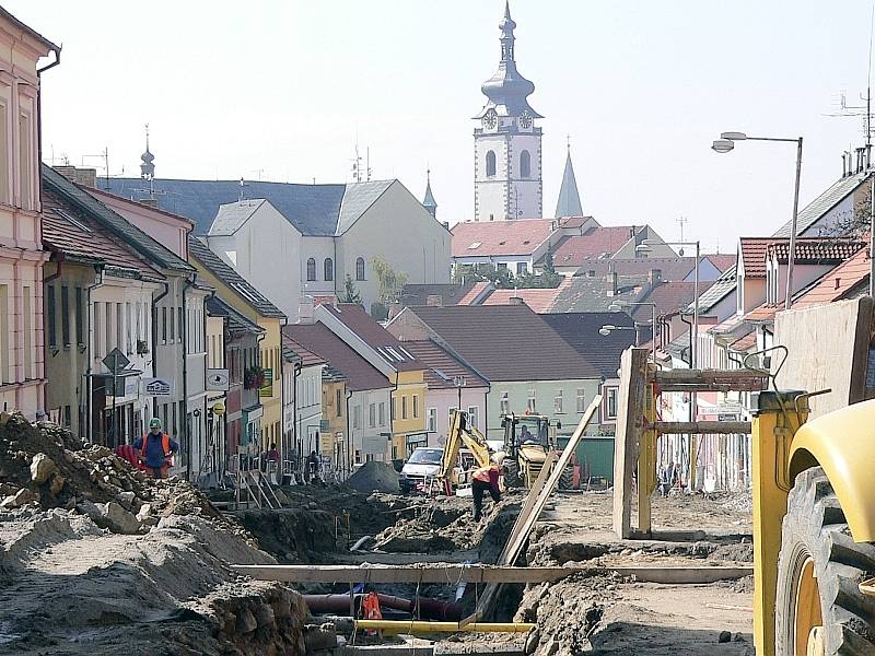 REKONSTRUKCE.  Střední část Žižkovy ulice včetně křižovatky s Prokopovou a Rokycanovou ulicí je   jedním velkým staveništěm.