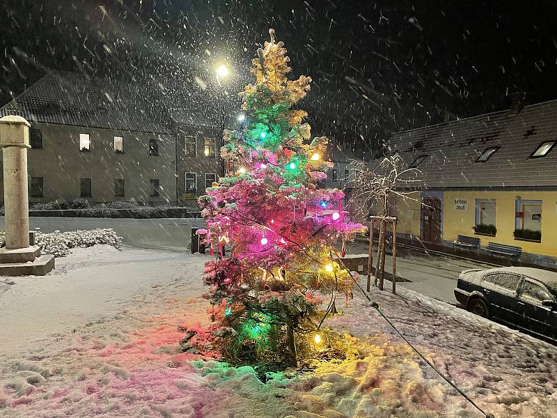 Vánoční strom v Orlíku nad Vltavou.