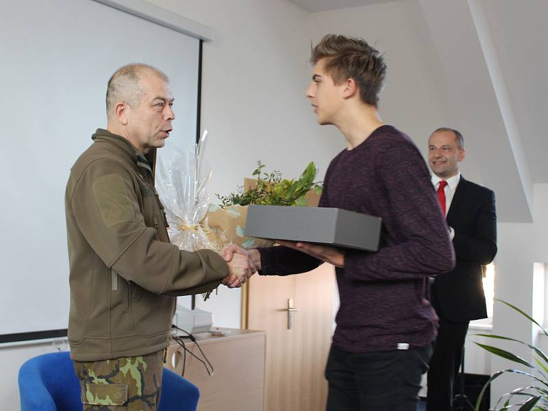 Plukovník Eduard Stehlík besedoval se studenty písecké obchodní akademie.