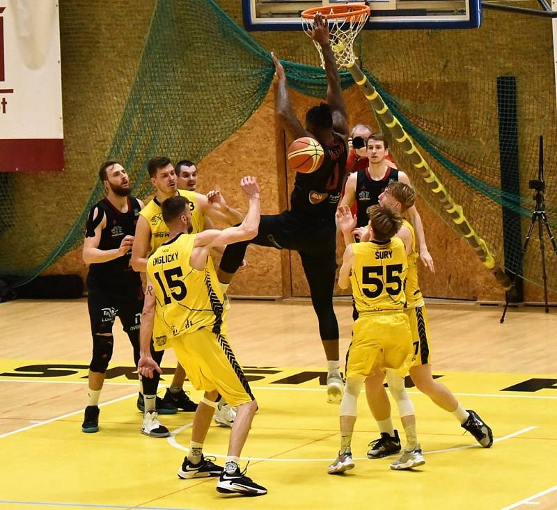 Osmifinále ČP: Sokol Sršni Písek - ERA  Basketball Nymburk 79:87.