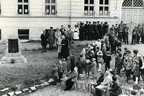 Odhalení pomníku obětem druhé světové války v roce 1965.