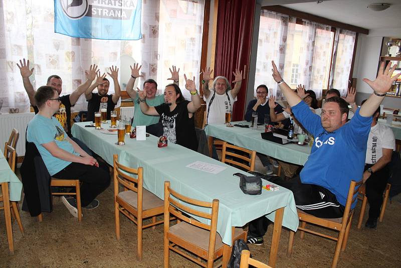 Písečtí Piráti slaví úspěch strany ve volbách do Poslanecké sněmovny 2017. Zleva Michal Horák, Zbyněk Konvička, Luděk Blaha a Josef Soumar.