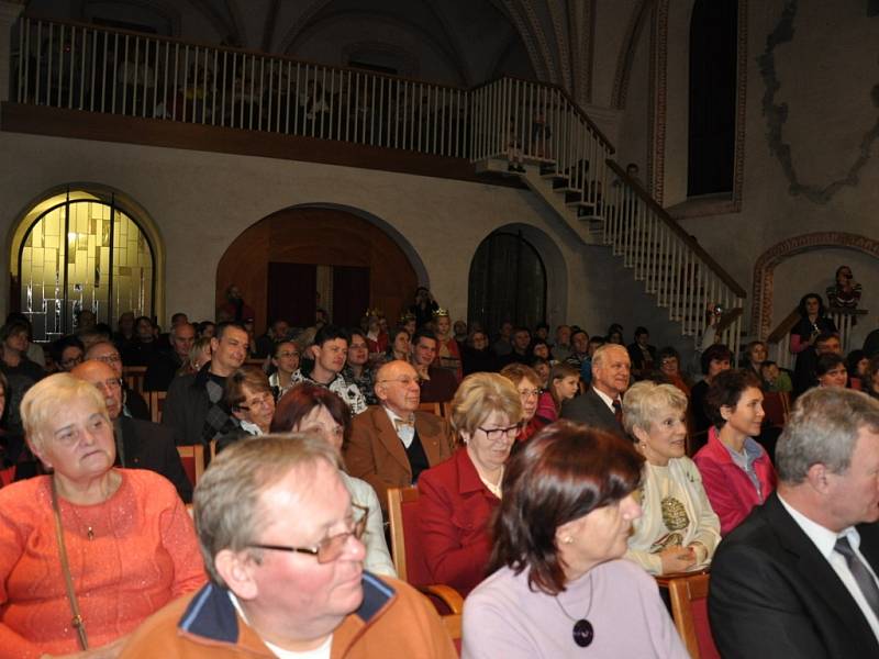 Písecký Rotary Club již osmnáctý rok uspořádal vánoční charitativní koncert, jehož výtěžek byl 25 tisíc korun.