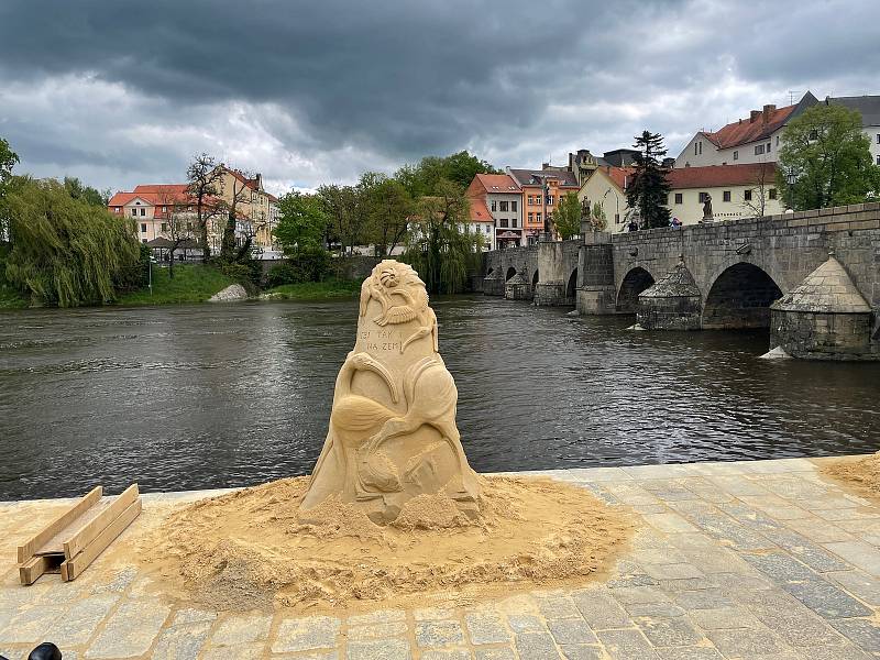 Sochy na náplavce u Kamenného mostu v Písku jsou téměř kompletní.