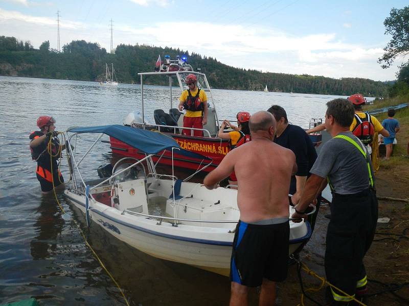 Záchranná akce hasičů na Orlické přehradě u Kožlí, kde se převrátila loď a hledaly se dvě osoby.